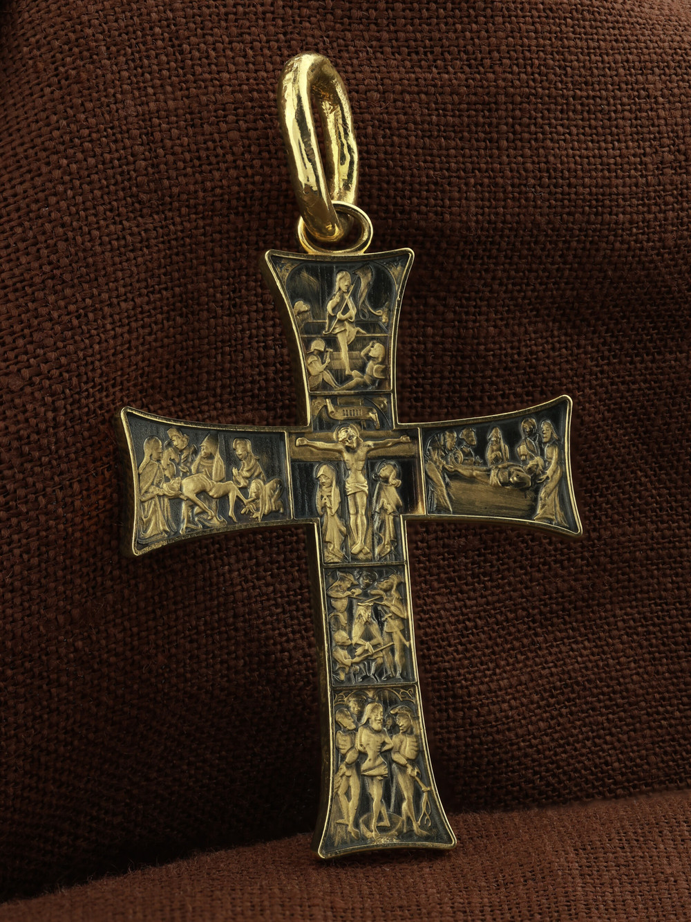 Крест из лимонного золота