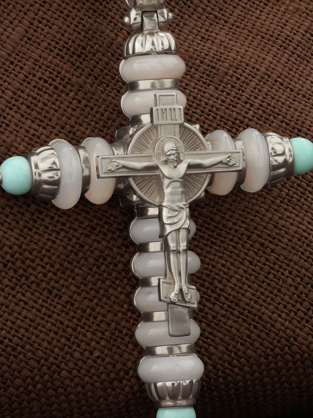 Крест из белого золота c бирюзой и кахолонгом