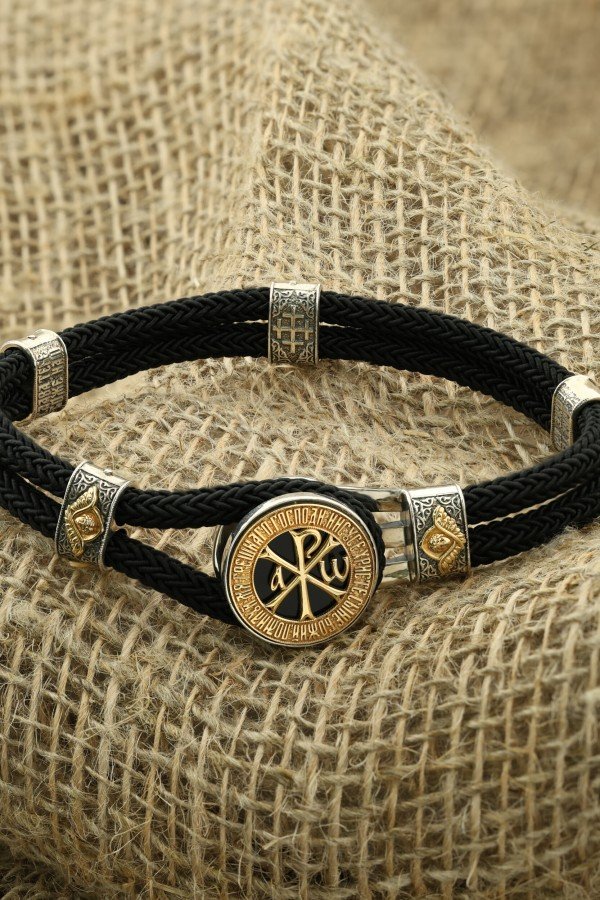 Браслет из серебра и золота c ониксом и шёлковым шнурком