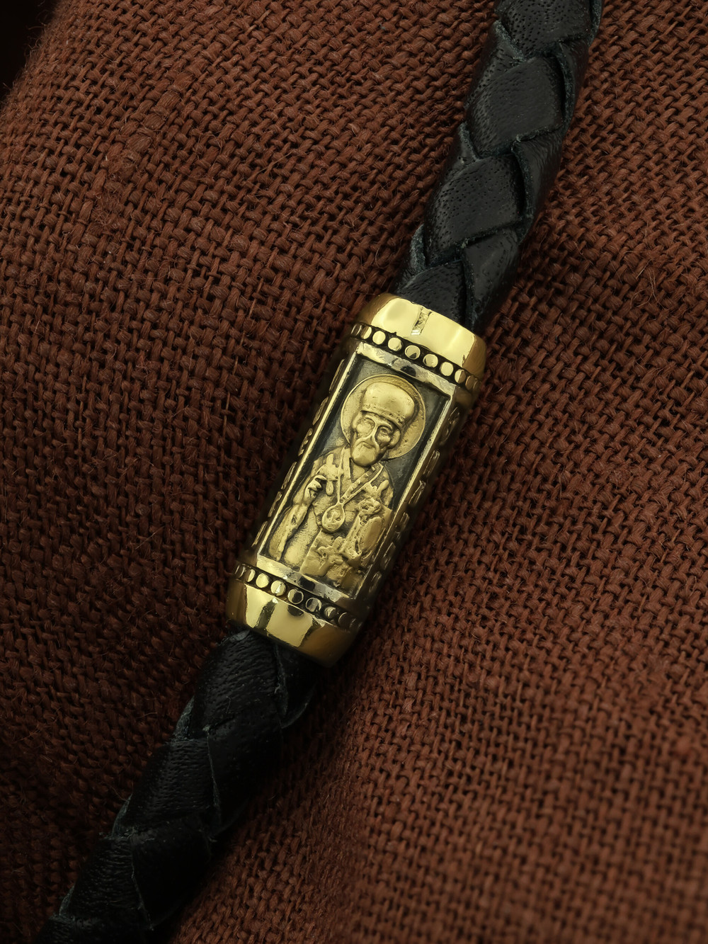 Браслет из лимонного золота c кожаным шнурком