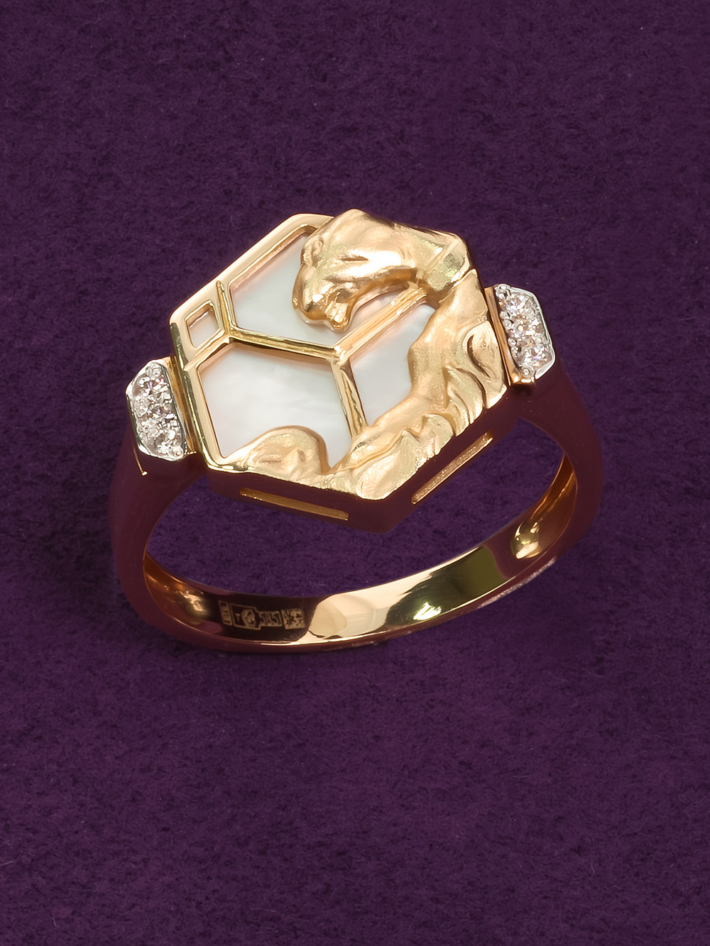 Кольцо из золота c бриллиантами и перламутром