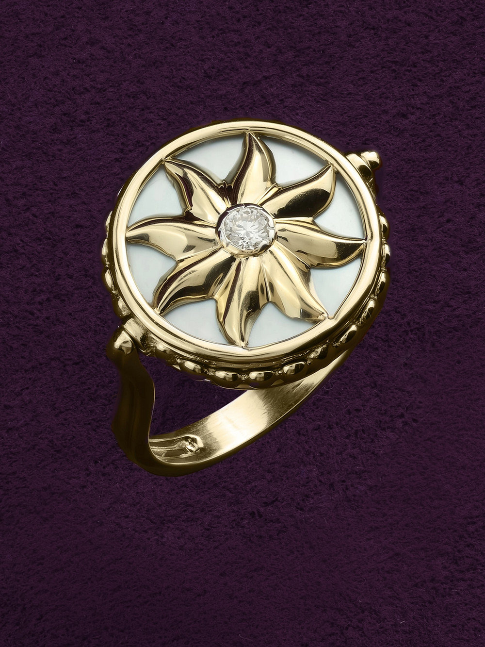 Кольцо из лимонного золота c бриллиантами, ониксом и перламутром