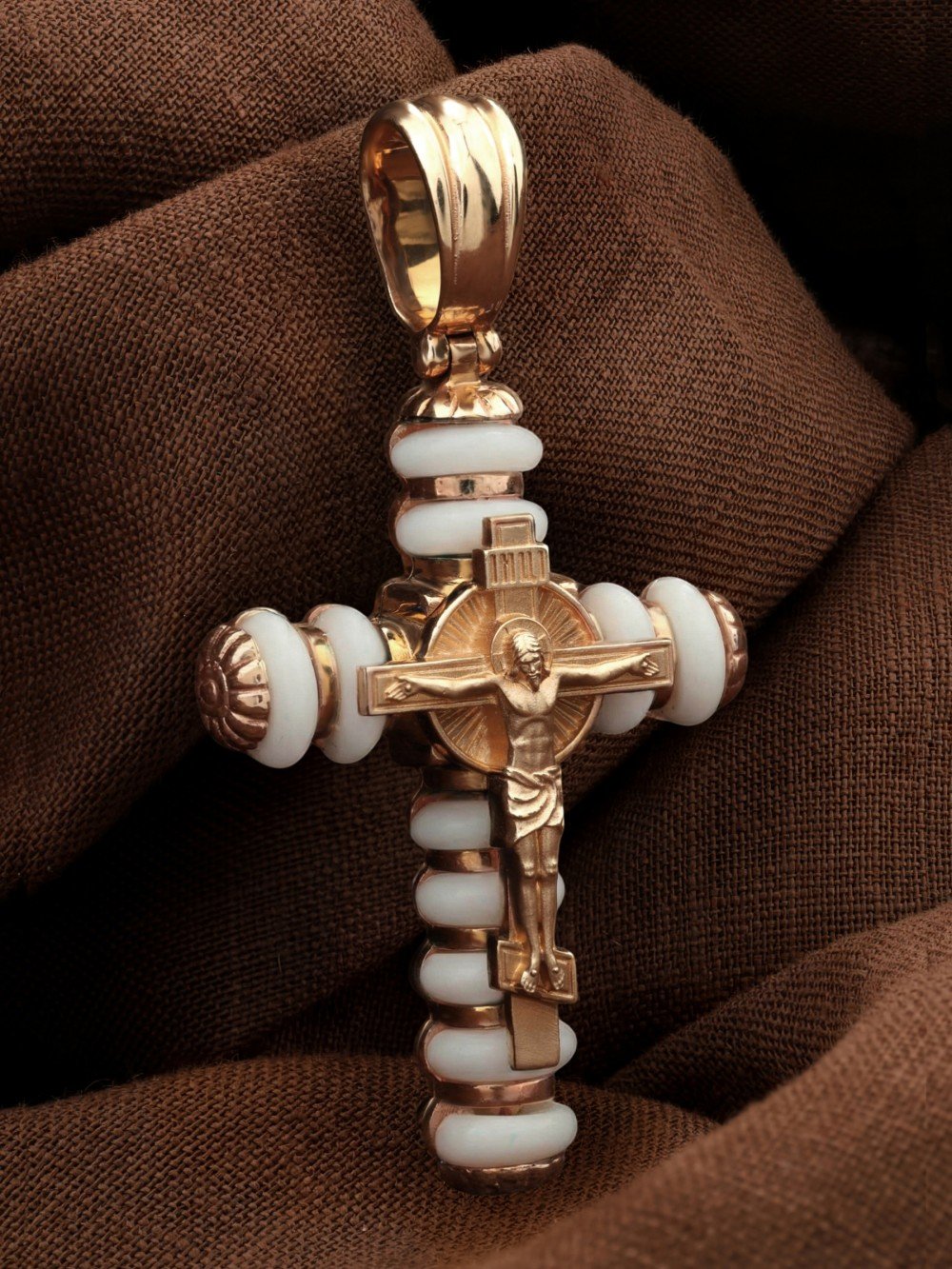 Крест из золота c кахолонгом