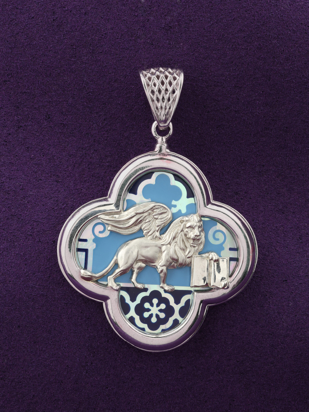 Подвеска из белого золота c эмалью и перламутром