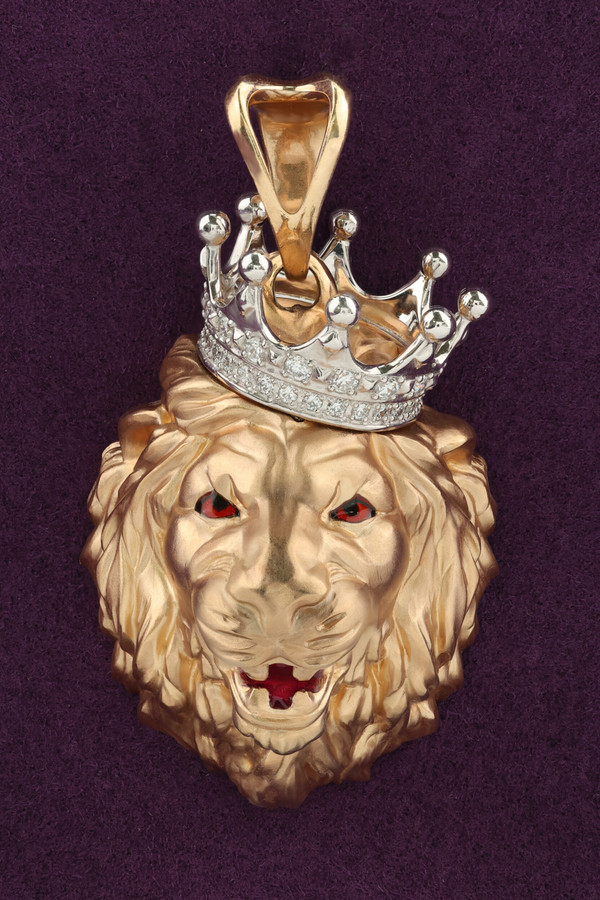 Подвеска из золота c эмалью и бриллиантами