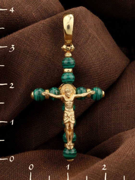 Крест из лимонного золота c малахитом