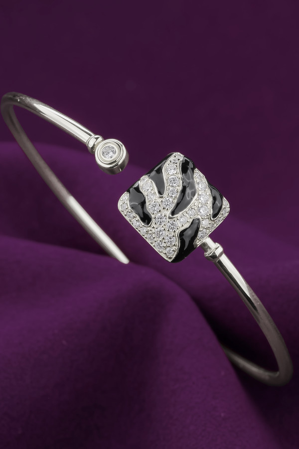 Браслет из белого золота c эмалью и бриллиантами