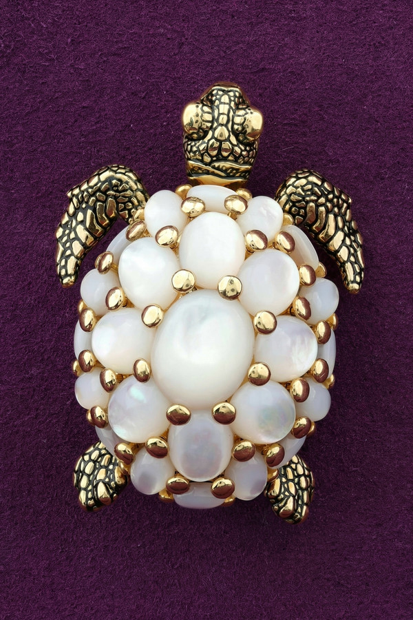 Брошь из лимонного золота c эмалью и перламутром