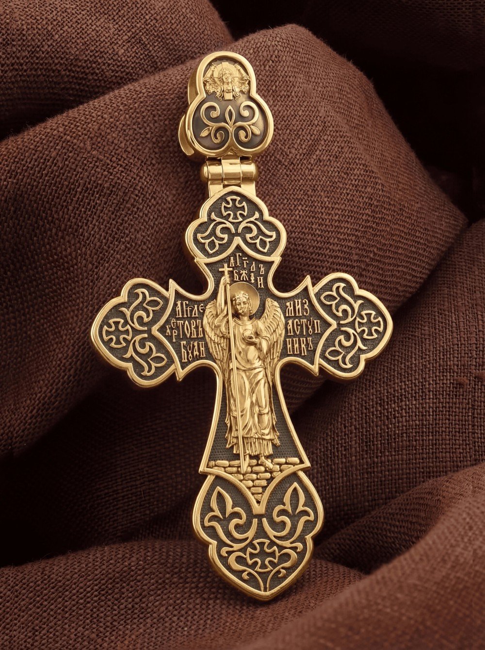 Крест из лимонного золота