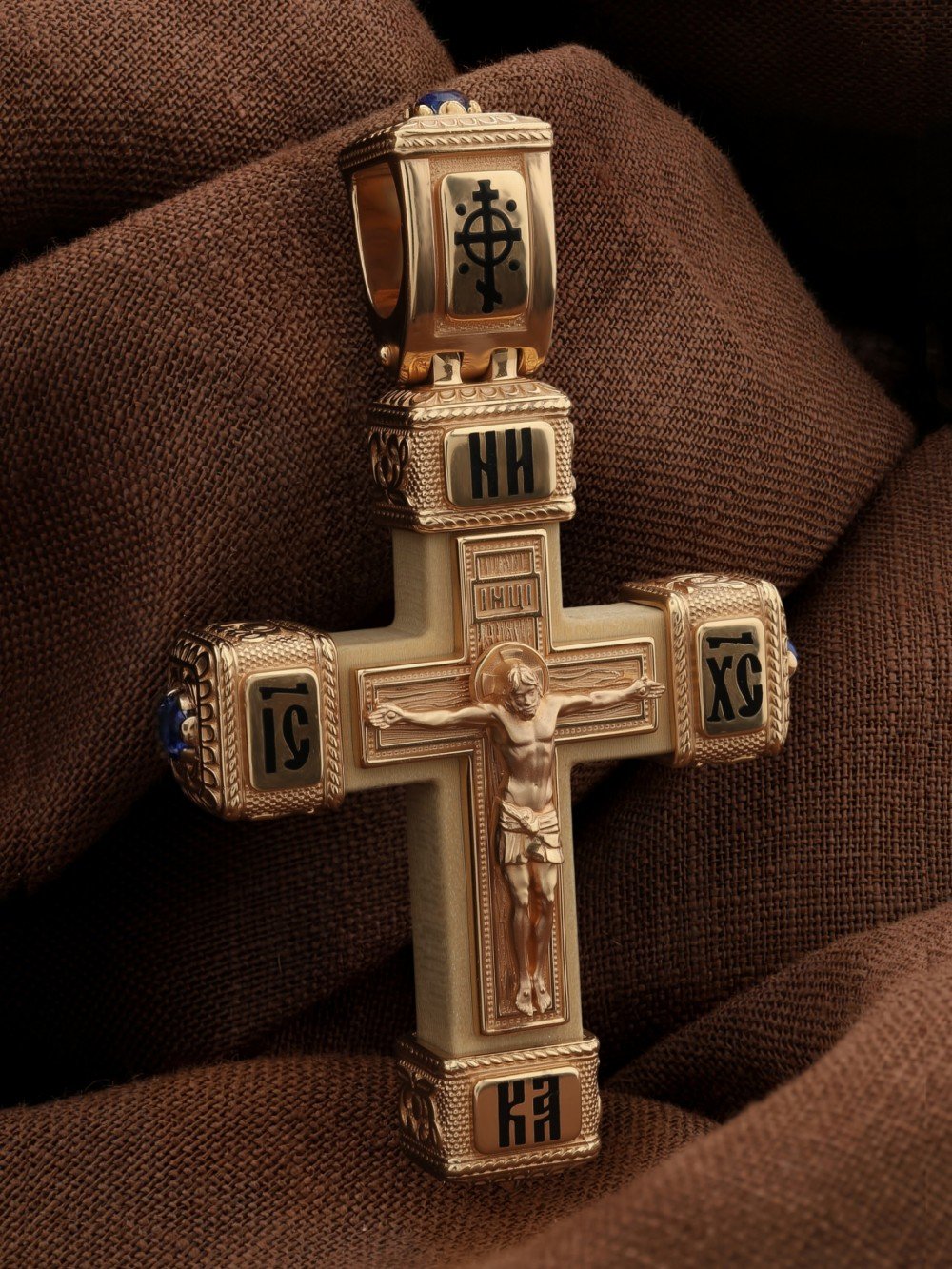 Крест из золота c эмалью, сапфиром и деревом груши