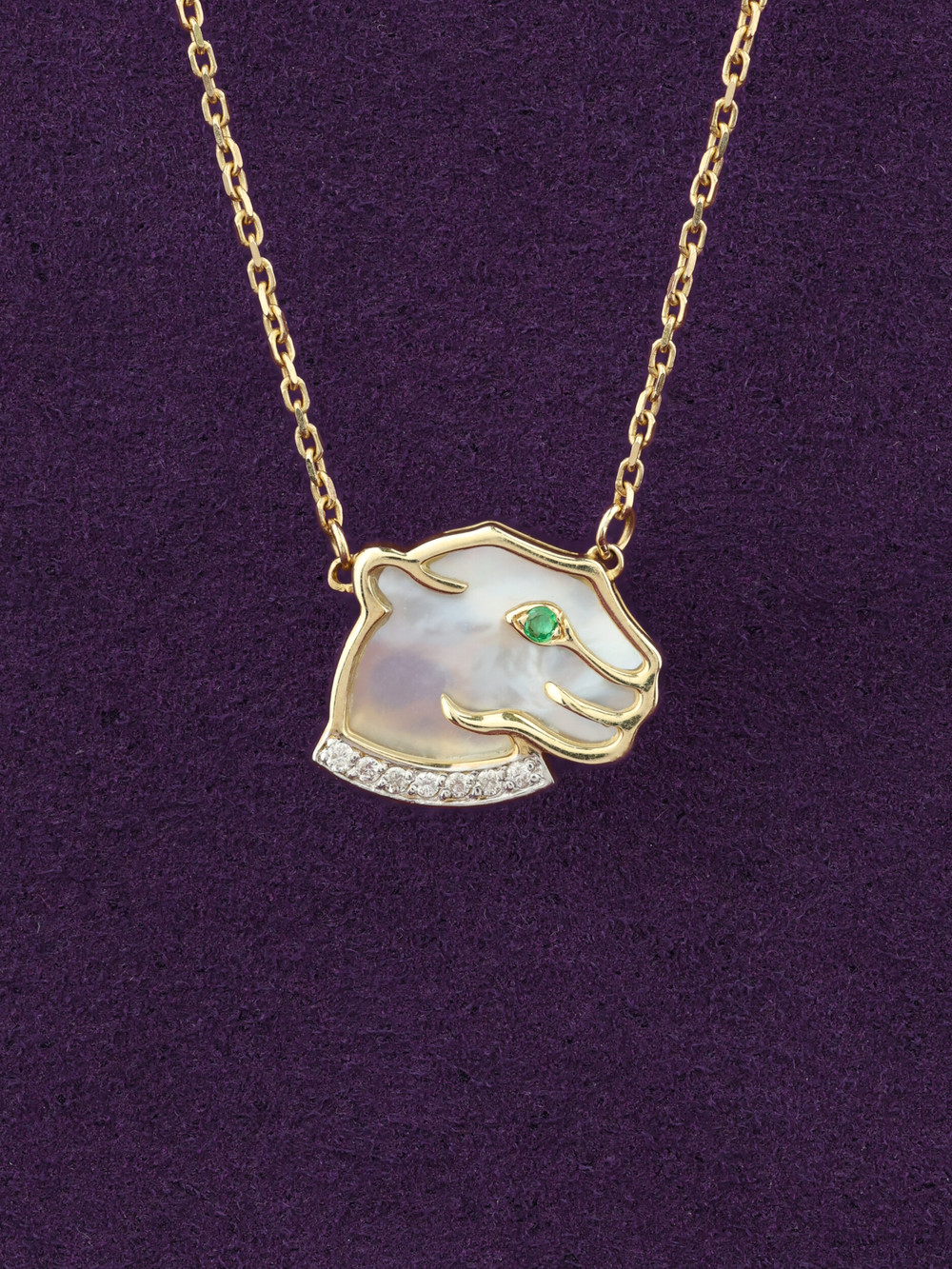 Колье из лимонного золота c бриллиантами, изумрудом и перламутром
