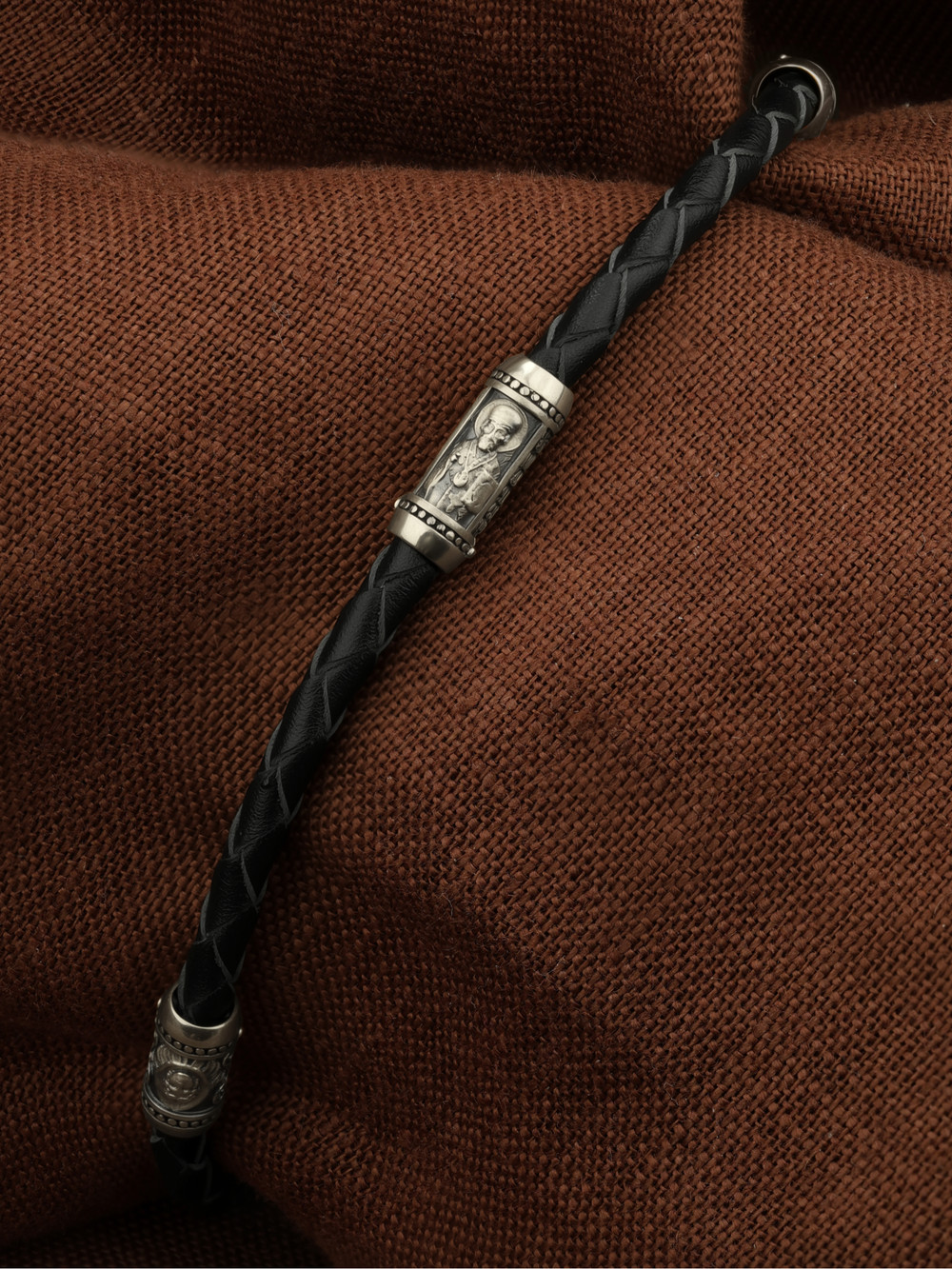 Браслет из белого золота c кожаным шнурком