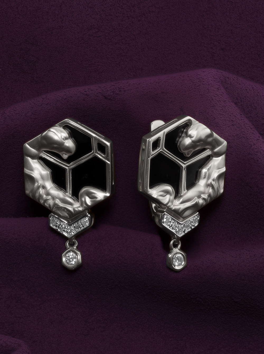 Серьги из белого золота c бриллиантами и ониксом