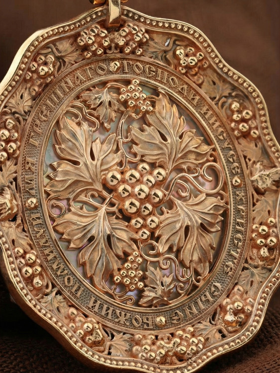 Образок из золота c эмалью, жемчугом, кораллом и перламутром