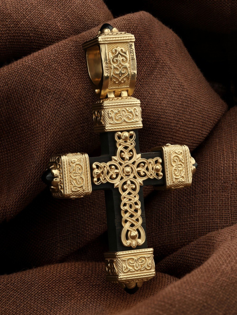 Крест из лимонного золота c эмалью, ониксом и эбеновым деревом