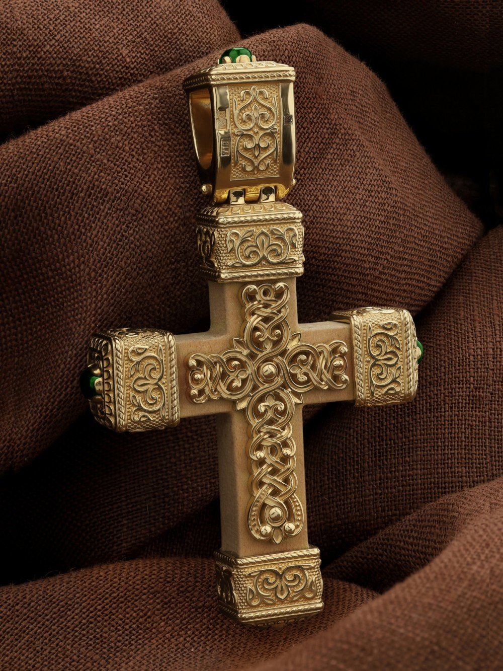 Крест из лимонного золота c эмалью, хризопразом и деревом груши