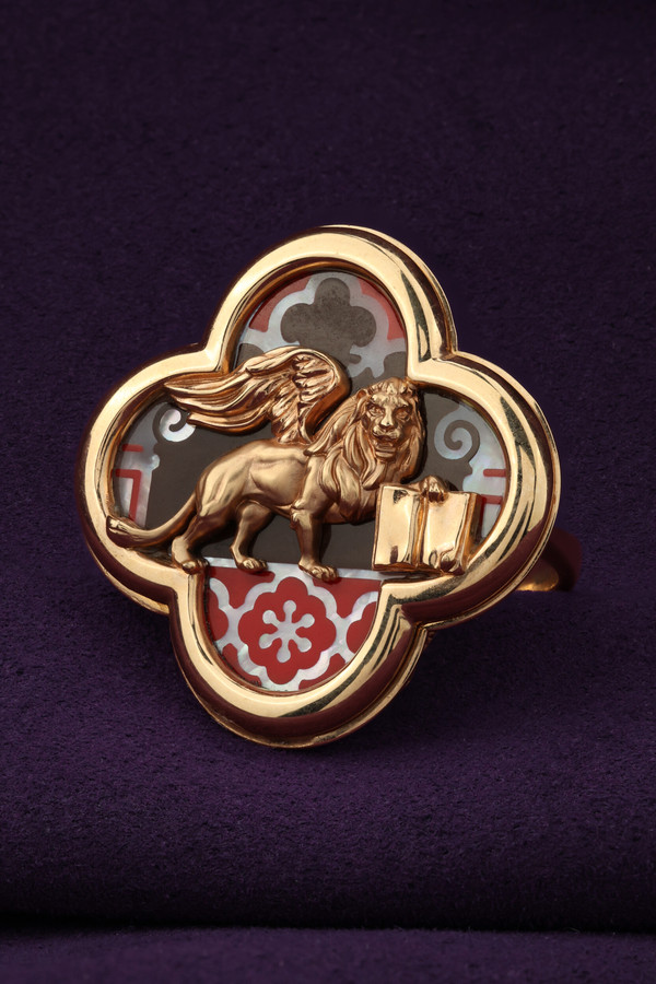 Кольцо из золота c эмалью и перламутром