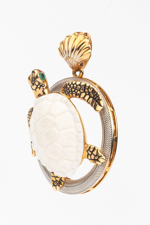 Подвеска из золота c эмалью и бивнем мамонта