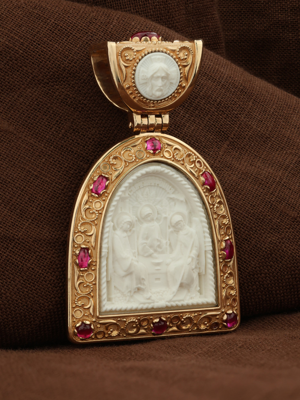 Образок из золота c эмалью, рубином и бивнем мамонта