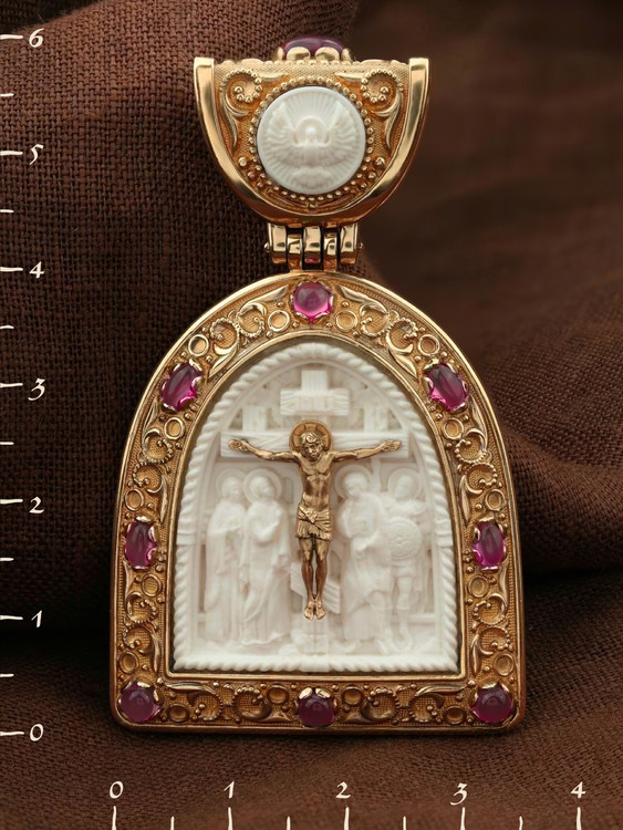 Образок из золота c эмалью, рубином и бивнем мамонта