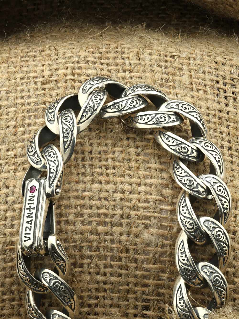 Браслет из серебра c рубином