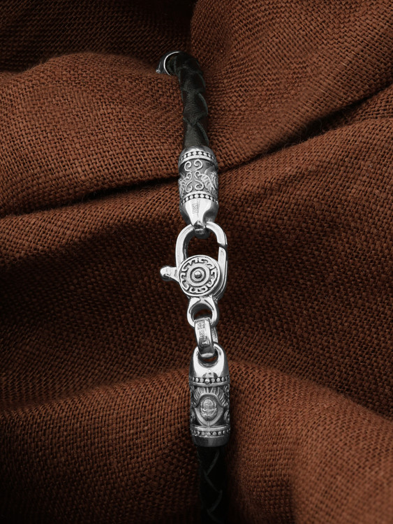 Браслет из белого золота c кожаным шнурком