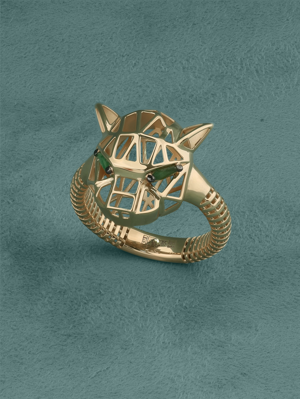 Кольцо из золота c изумрудом