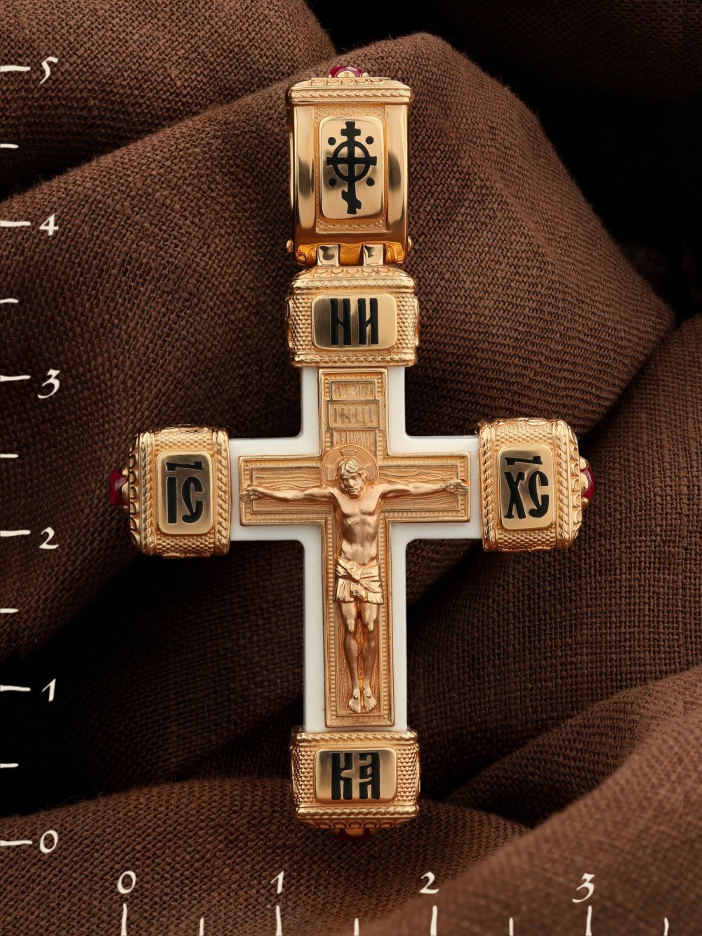 Крест из золота c эмалью, рубином и бивнем мамонта