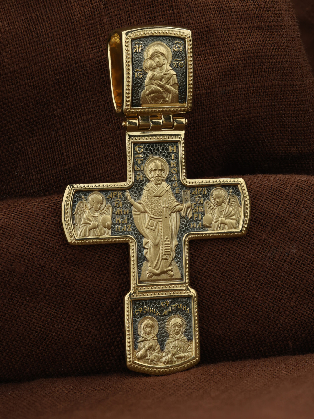 Крест из лимонного золота