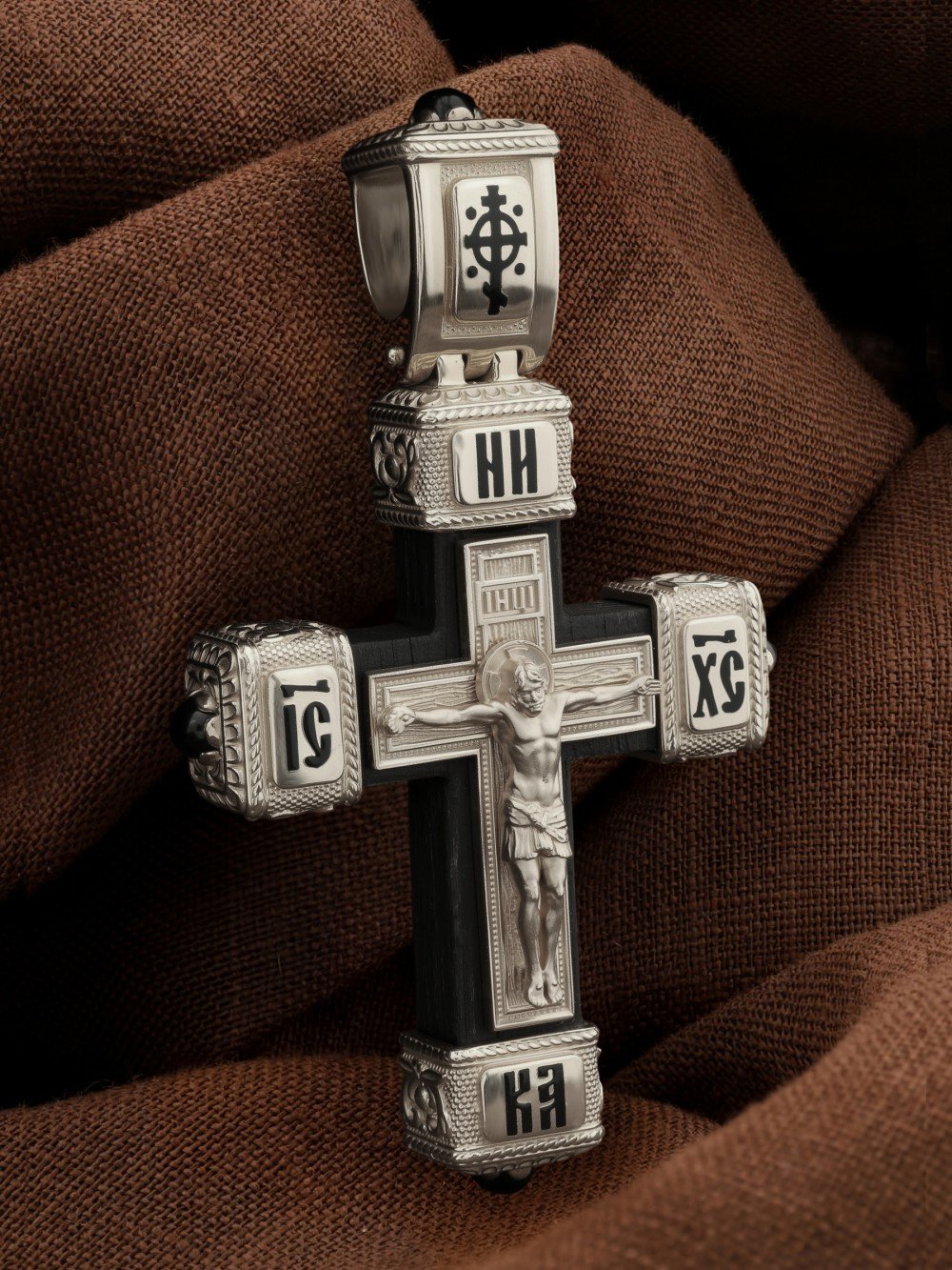 Крест из белого золота c эмалью, ониксом и эбеновым деревом