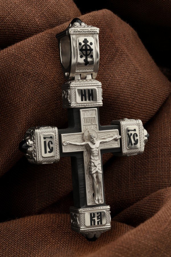 Крест из белого золота c эмалью, ониксом и эбеновым деревом