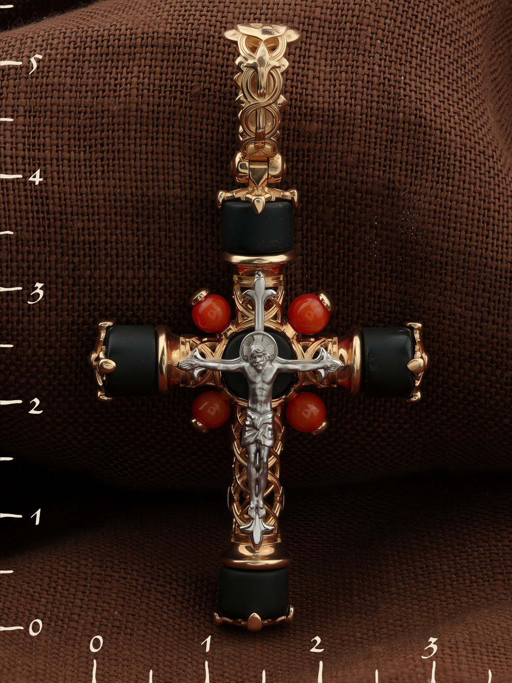 Крест из золота c ониксом и кораллом