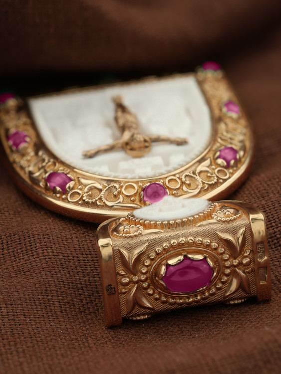 Образок из золота c эмалью, рубином и бивнем мамонта