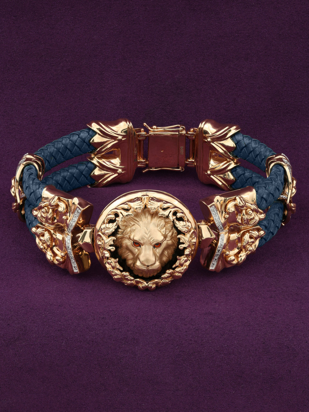 Браслет из золота c эмалью, бриллиантами, кожаным шнурком и ониксом