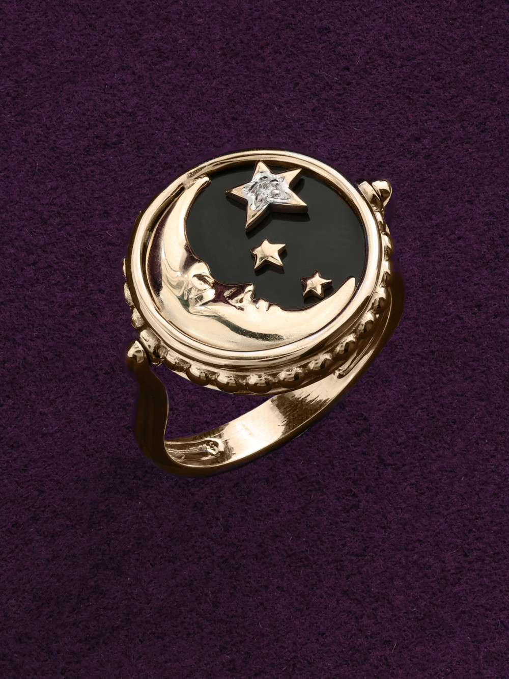 Кольцо из золота c бриллиантами, ониксом и перламутром