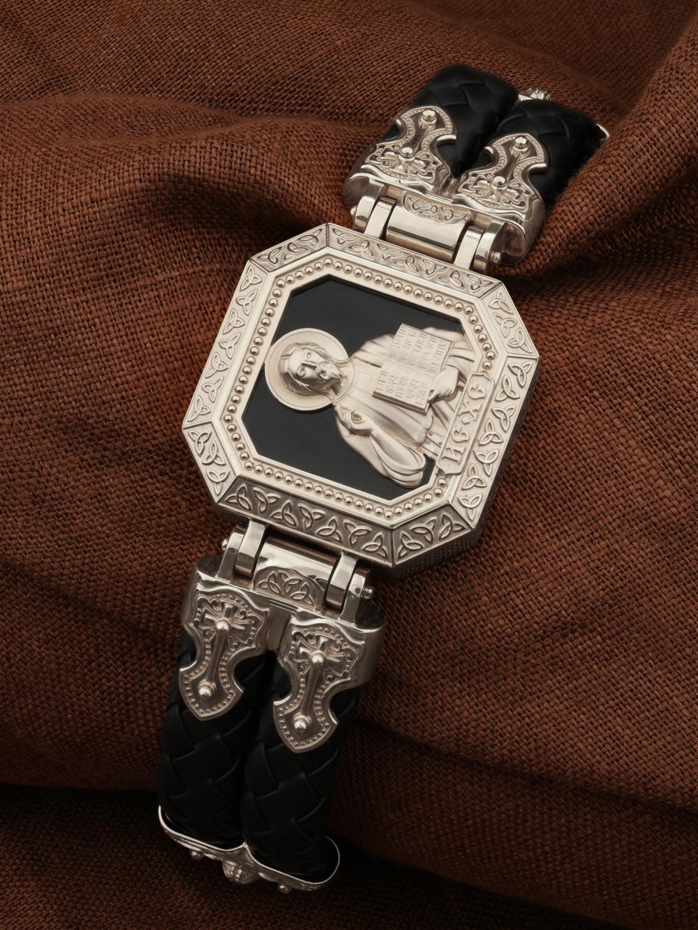 Браслет из белого золота c шнурком и ониксом