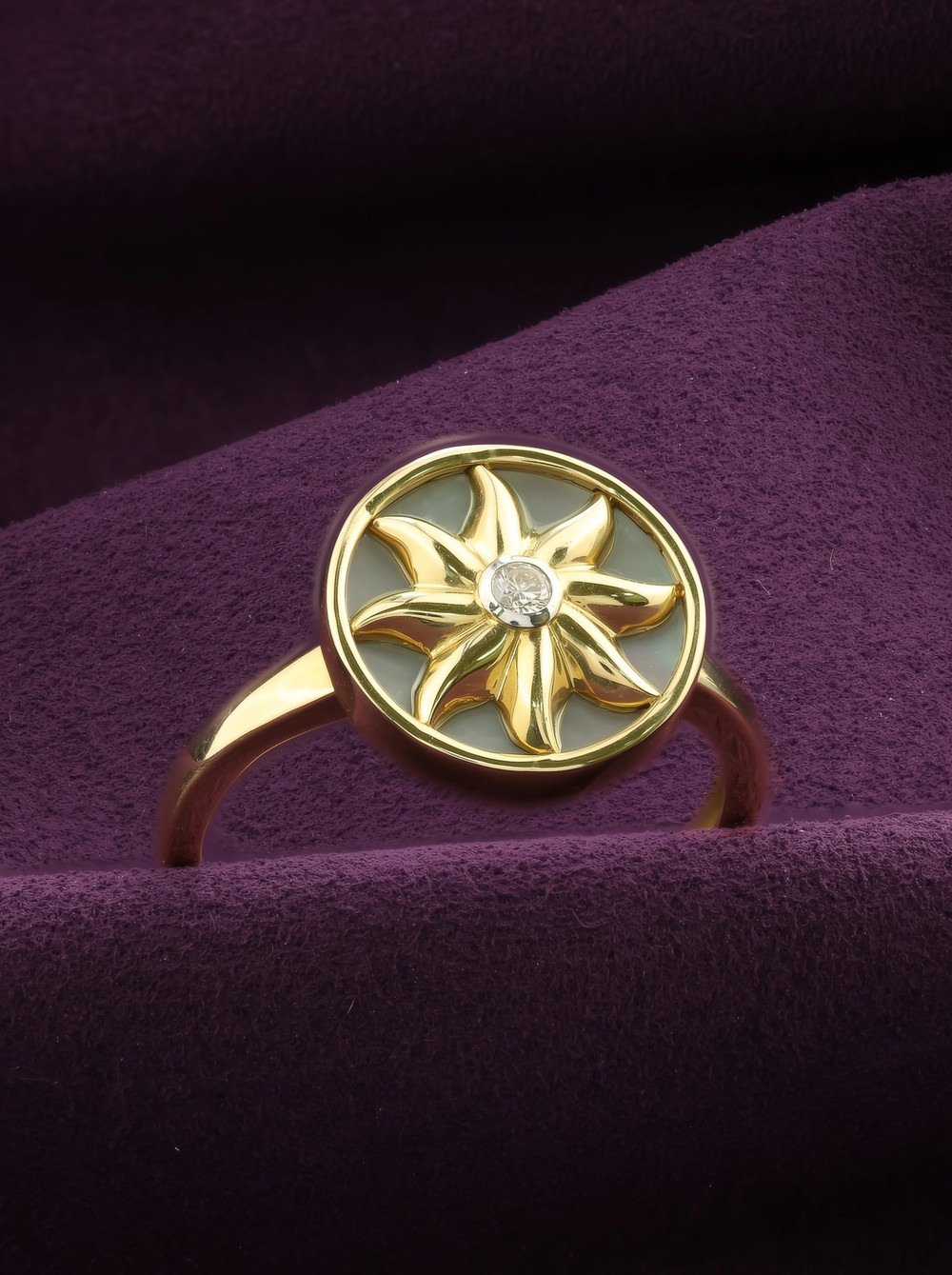 Кольцо из лимонного золота c бриллиантами и перламутром