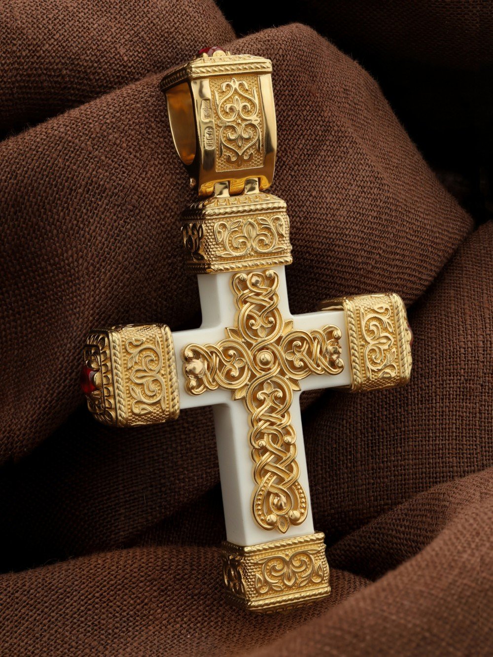 Крест из лимонного золота c эмалью, рубином и бивнем мамонта