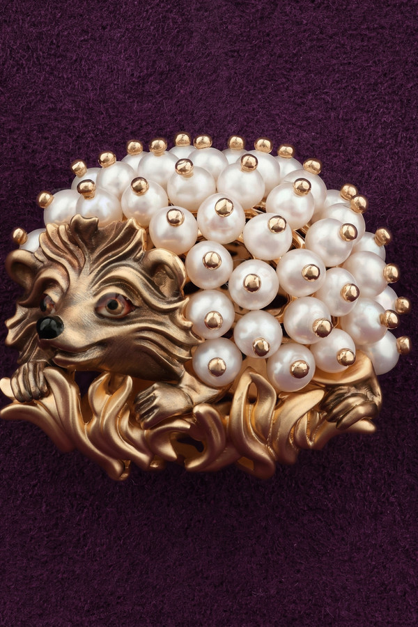 Брошь из золота c эмалью и жемчугом