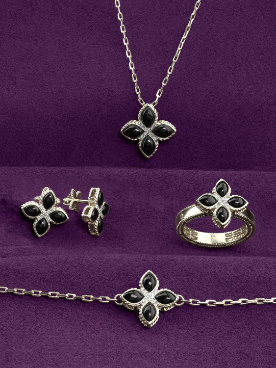 Кольцо из белого золота c бриллиантами и ониксом