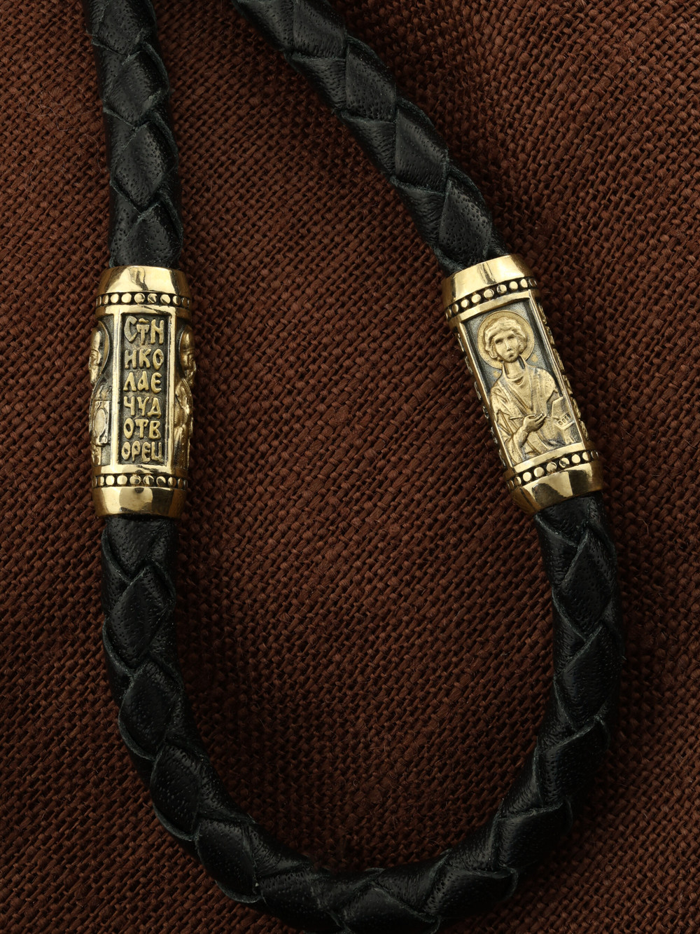 Гайтан из лимонного золота c кожаным шнурком и ониксом