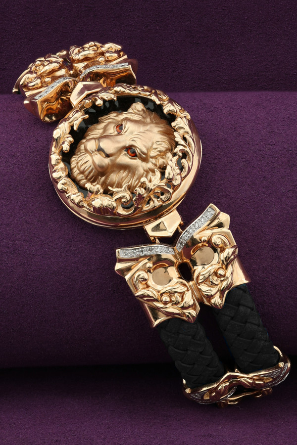 Браслет из золота c эмалью, бриллиантами, шнурком и ониксом