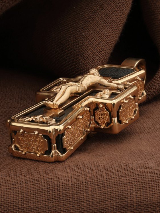 Крест из золота c эбеновым деревом