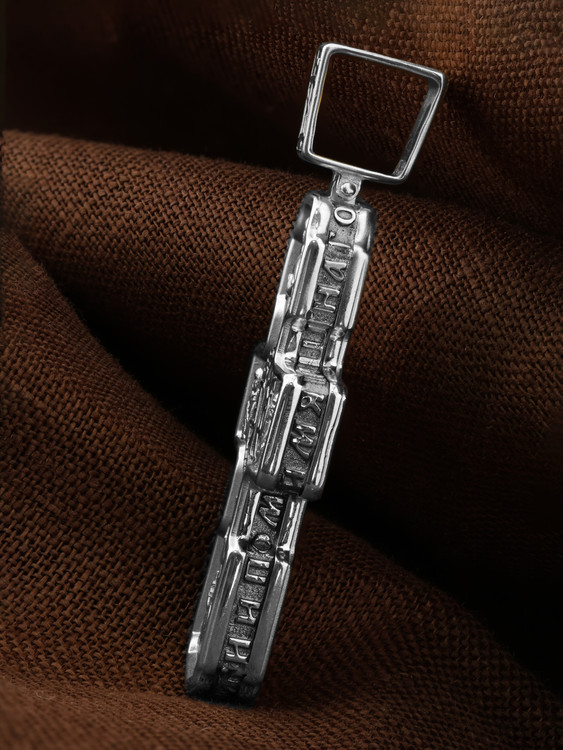 Крест из белого золота c ониксом