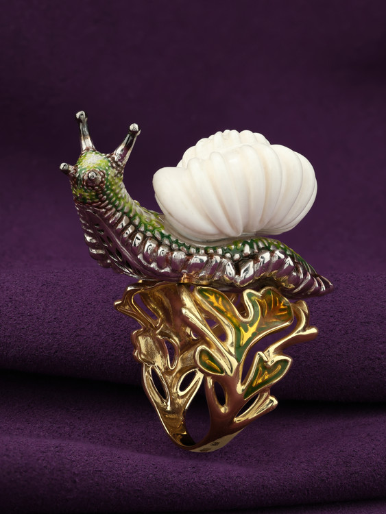 Кольцо из лимонного золота c эмалью и бивнем мамонта