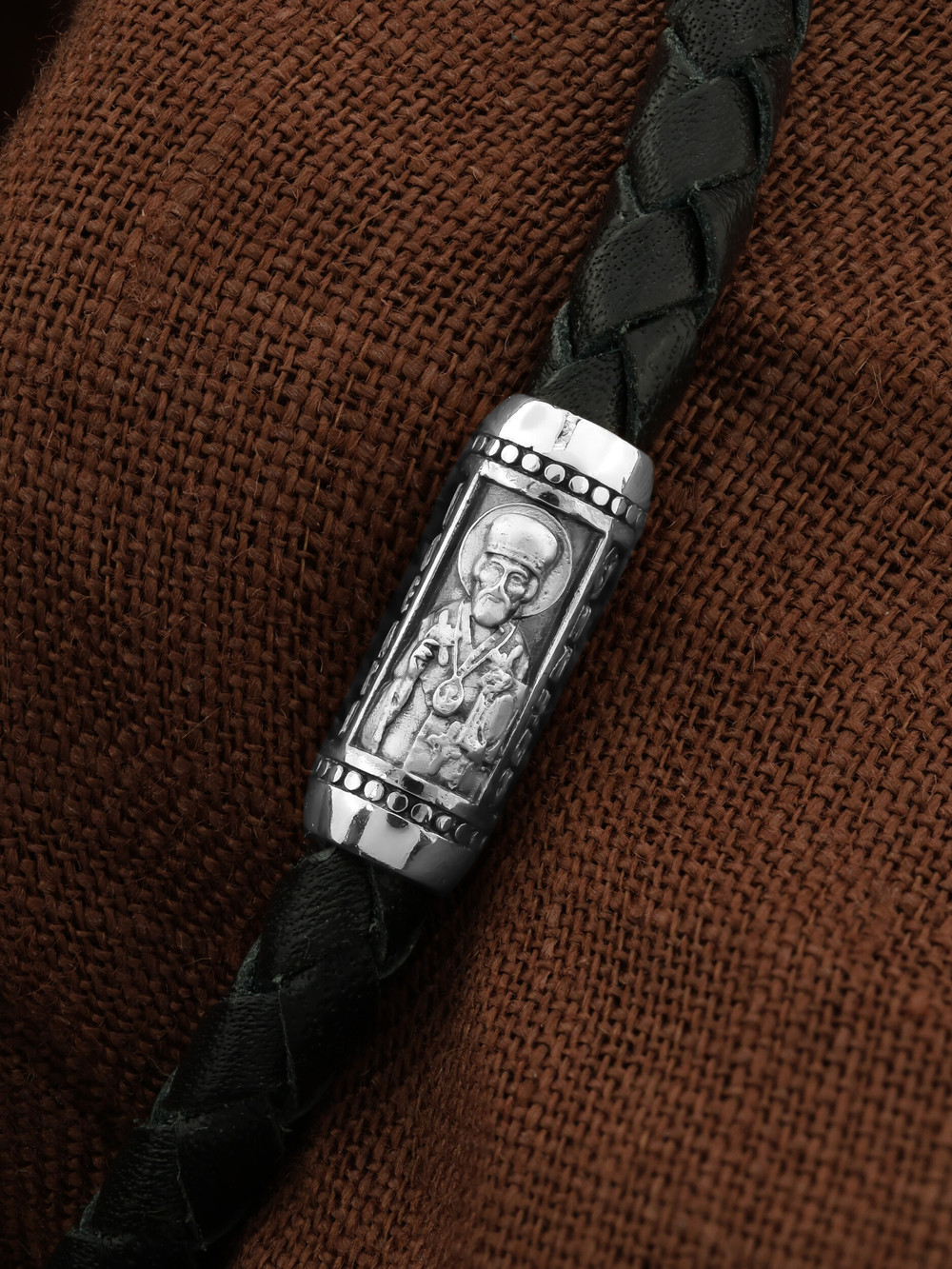 Браслет из белого золота c кожаным шнурком