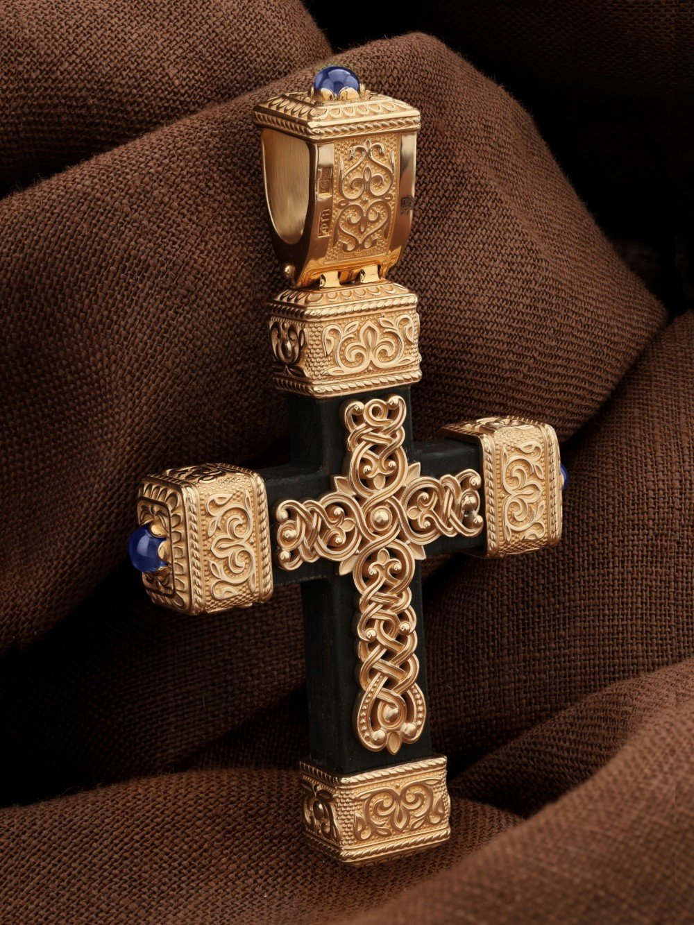 Крест из золота c эмалью, сапфиром и эбеновым деревом