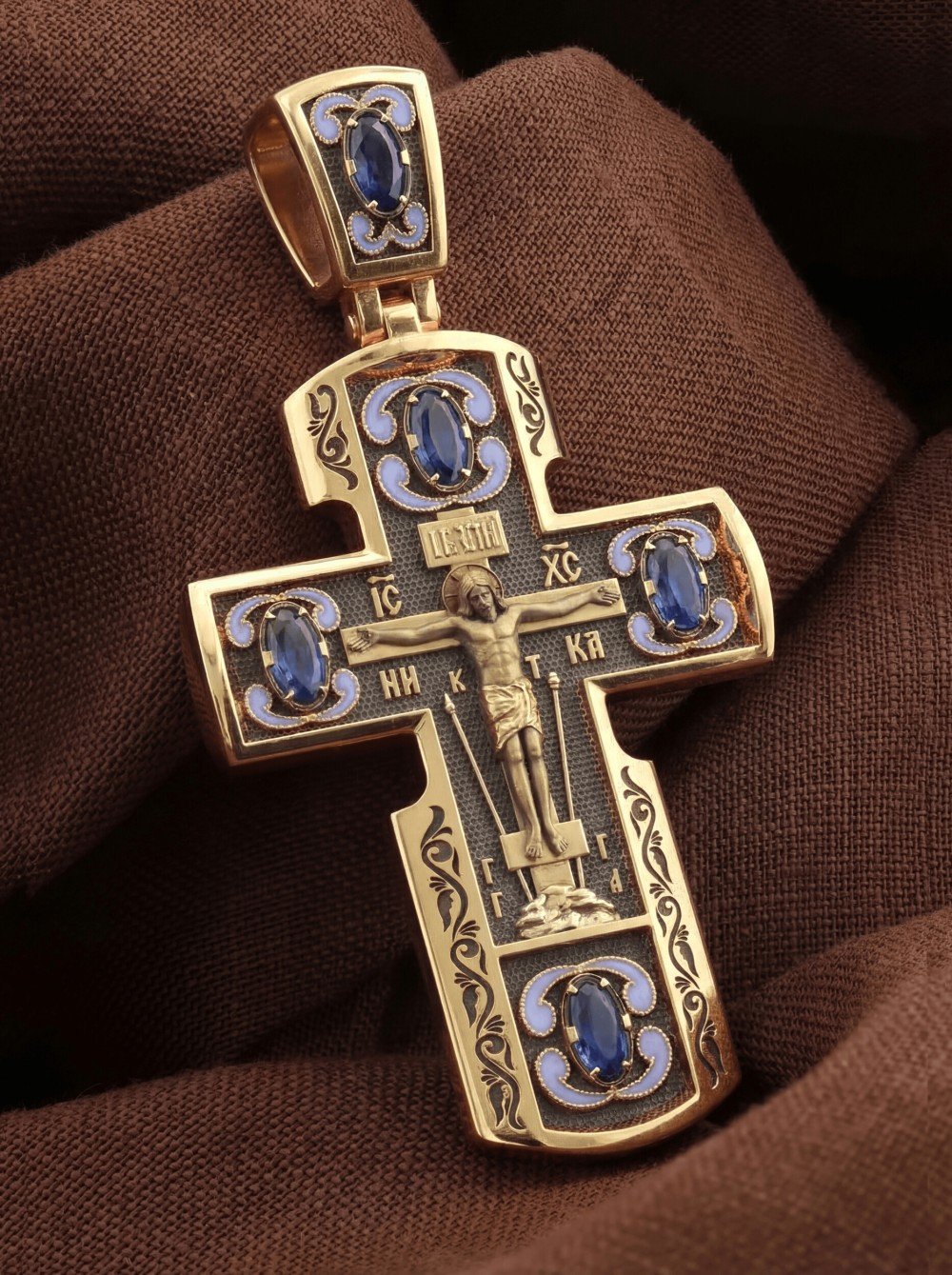 Крест из золота c эмалью и сапфиром