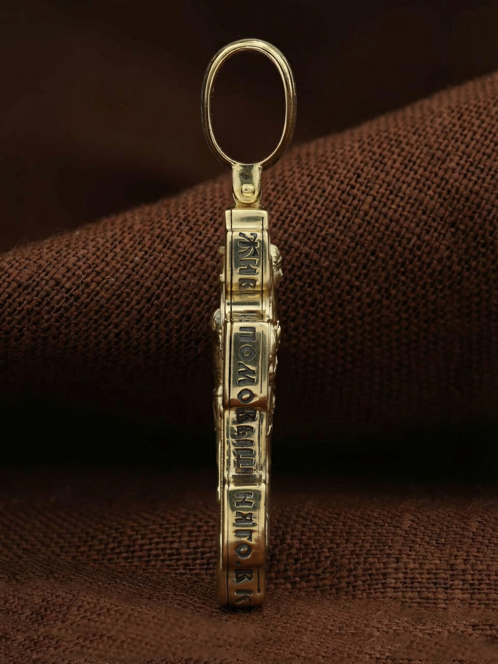 Крест из лимонного золота