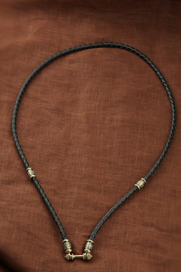 Гайтан из лимонного золота c кожаным шнурком